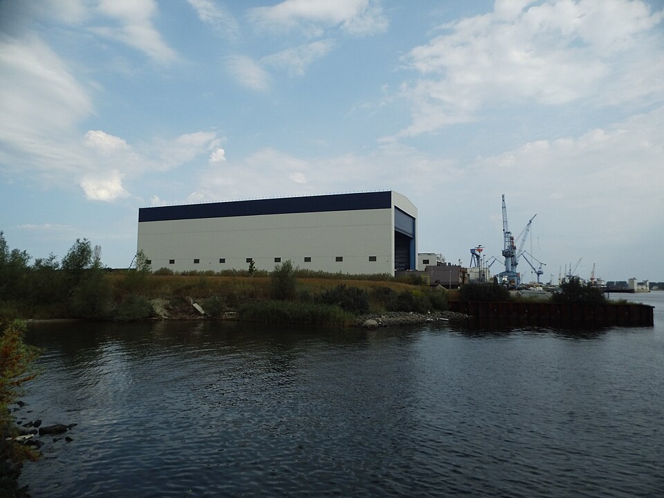 File:Neptun Werft new hall III.jpg