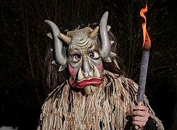 Klaubauf Nasenzuzler mit Fackel beim Kirchseeoner Perchtenlauf in Moos